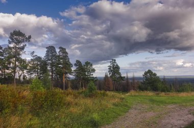 Sonbaharın başlarında dağlarda akşam manzarası gün batımı.