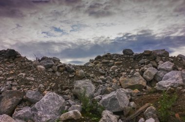 Sonbaharın başlarında dağlarda akşam manzarası gün batımı.