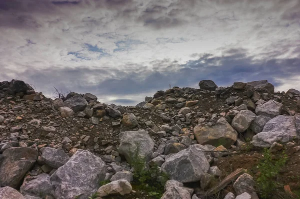 Sonbaharın başlarında dağlarda akşam manzarası gün batımı.