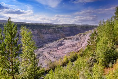 Çalışan madencilik ekipmanları ile büyük bir taş ocağı dolomit üst görünümü.