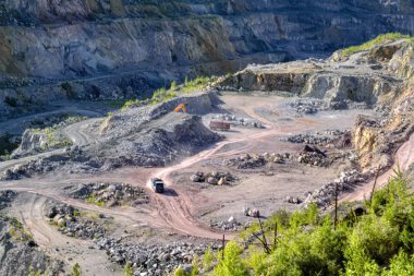 Çalışan madencilik ekipmanları ile büyük bir taş ocağı dolomit üst görünümü.