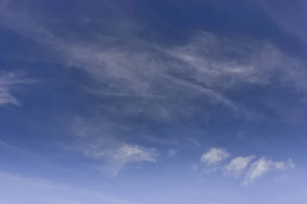 Cielo azul de verano y nubes blancas claras. Fondo cielo azul con nubes . — Foto de Stock