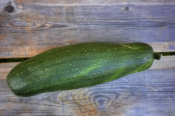 Zucchini on the background of old wooden boards close-up. — Stock Photo, Image