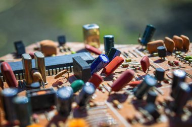 Bulanık arka plan yumuşak odaküzerinde elektronik kart yakın çekim.