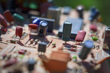 Bulanık arka plan yumuşak odaküzerinde elektronik kart yakın çekim.