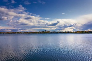 Güneşli bir günde bir şehir parkında sonbahar sahnesi. Nizhny Tagil, Sverdlovsk region, Rusya Federasyonu.