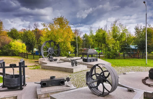 Scène d'automne dans un parc municipal par une journée ensoleillée. Nijni Tagil, région de Sverdlovsk, Russie . — Photo