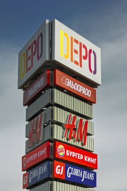 8 Nisan 2017 Nizhny Tagil, Sverdlovsk Bölgesi, Rusya. Logolu reklam panosu Depo, Burger King, Gloria Jeans, H M, Eldorado.