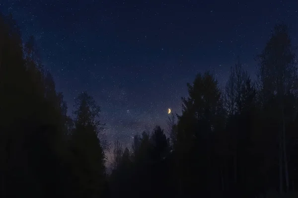 Gwiazdy i księżyc w tle nocnego nieba podczas zachodu słońca. — Zdjęcie stockowe