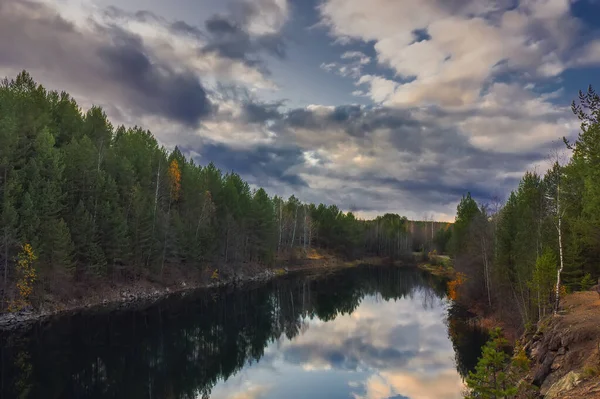 가을에는 숲 속의 호수가 아름다운 일몰 광경을 연출 한다. — 스톡 사진