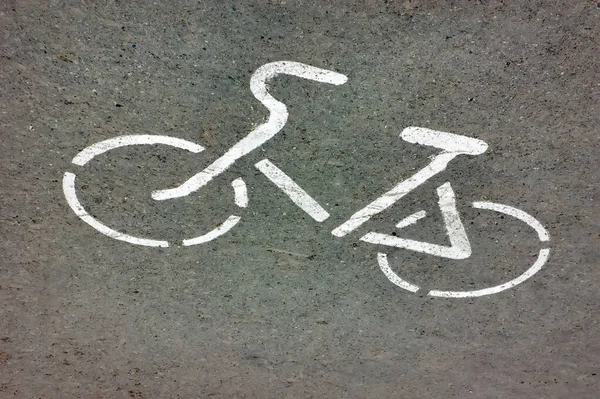 Image symbolique d'un vélo tracé sur une piste cyclable asphaltée dans un parc . — Photo