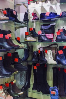 Çeşitli kış kadın ayakkabıları olan ayakkabı mağazaları..