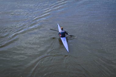 Kano manzaralı bir sporcu. Nehirde Kayak Yapan Adam 'ın En İyi Görünümü.