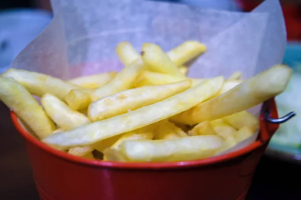 Närbild pommes frites i en metallhink på ett bord i ett café. — Stockfoto