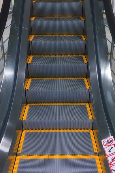Escalator lépcsőház. Mozgó mozgólépcső a város üzleti központjában. — Stock Fotó