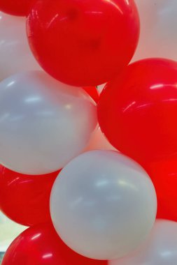 Kırmızı ve beyaz balonlar yakın plan. Bir sürü kırmızı beyaz balon. Yakın çekim..