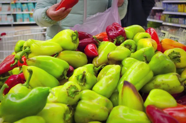 Перец зеленый красный и желтый на прилавке супермаркета . — стоковое фото