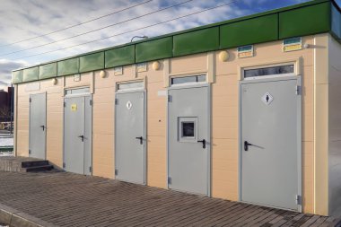 Sonbahar parkında umumi tuvalet. Şehir parkında bedava umumi tuvalet.
