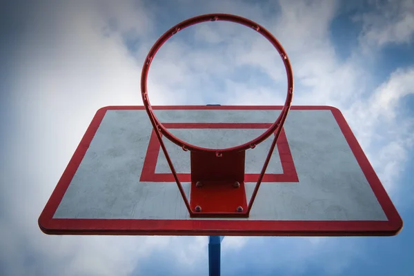 Basketball basket against the background of the sky bottom view. — Stock Photo, Image