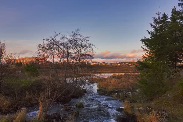 Paysage d'automne au bord de la rivière au coucher du soleil. Magnifique nature, beau fond naturel . — Photo