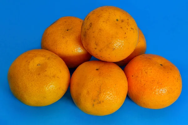 Maduro Doce Tangerinas Close Isolado Fundo Azul — Fotografia de Stock