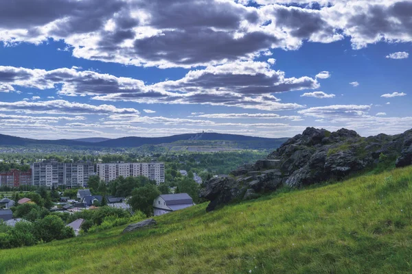Rusya Federasyonu 'nun Sverdlovsk bölgesinin tepesinden Nizhny Tagil şehri manzarası.