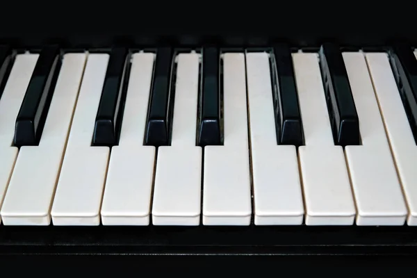 钢琴或电子数码弥敦式合成器键盘的近照 — 图库照片