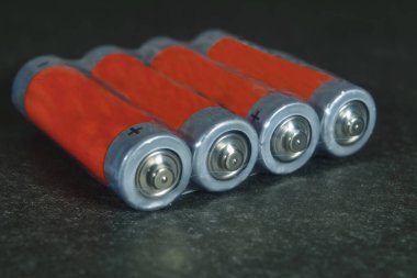 Koyu arkaplanda elektrikli alkali piller paketleniyor.