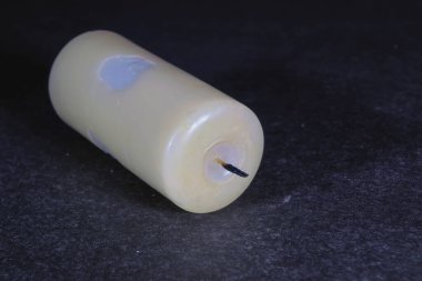 Karanlık bir arkaplanda sönmüş mum..