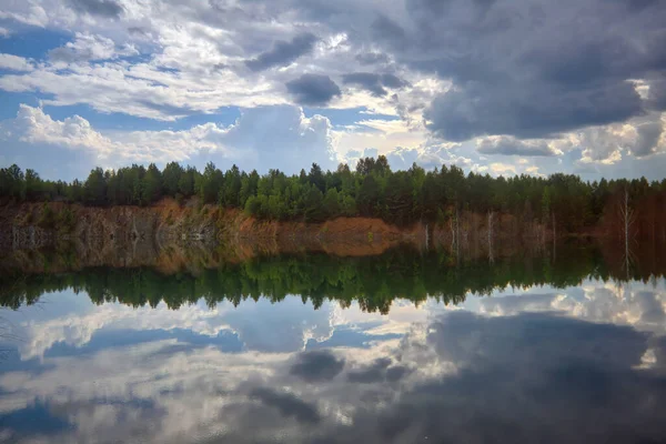 Sommerlandschaft Waldbäume Spiegeln Sich Ruhigem Flusswasser Vor Blauem Himmel Und — Stockfoto