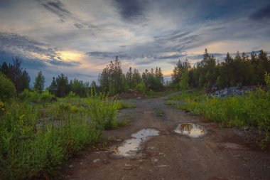 Dağların ormanında muhteşem bir günbatımı. Dramatik gökyüzü ve bulutlar. Ural Dağları.