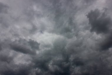 Gün batımında dramatik bir gökyüzü. Siyah beyaz röfleli kara fırtına bulutları.