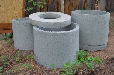 Kuyu ve kanalizasyon için güçlendirilmiş beton halkalar. İnşaat için somut ürünler.