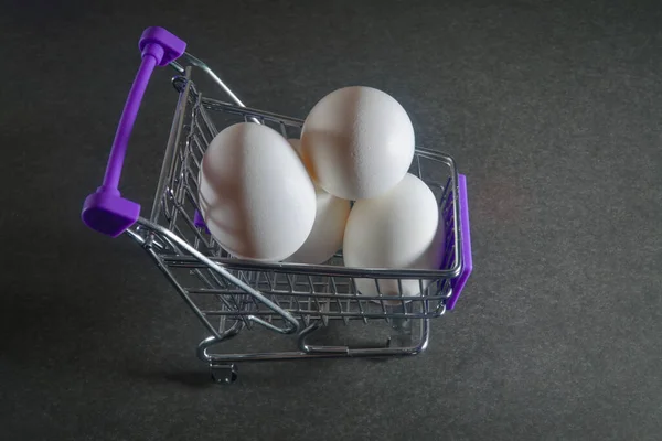 Eier Drei Weiße Hühnereier Einem Kleinen Einkaufswagen Mini Einkaufswagen Mit — Stockfoto