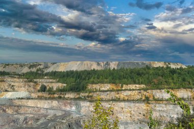 Güneşli yaz gününde Büyük Dolomitik Taş Ocağı manzarası.