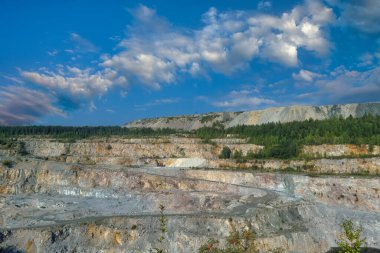 Güneşli yaz gününde Büyük Dolomitik Taş Ocağı manzarası.