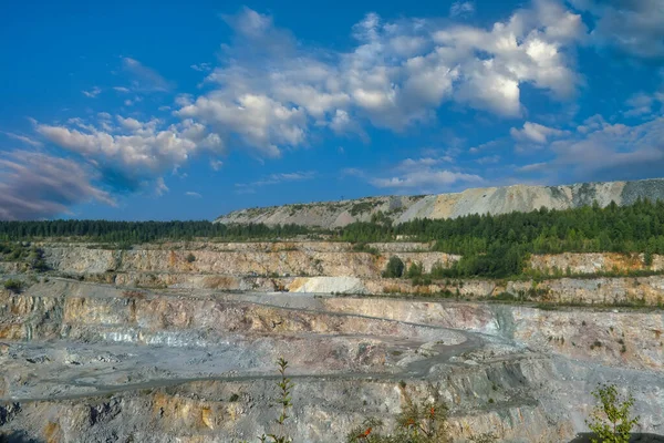 Güneşli yaz gününde Büyük Dolomitik Taş Ocağı manzarası.