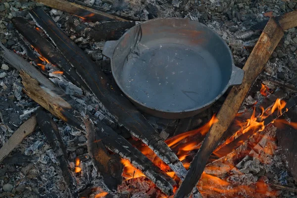 Ormandaki bir ateşe dökme demir tava..