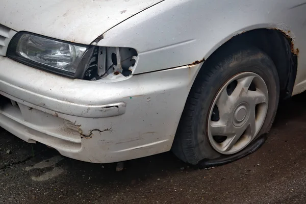 Velho Carro Passageiro Branco Enferrujado Sedan Com Pneus Furados — Fotografia de Stock