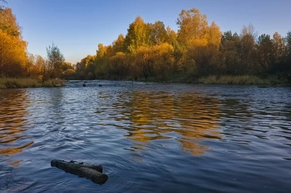 Paisagem Outono Árvores Florestais São Refletidas Calma Água Rio Contra — Fotografia de Stock