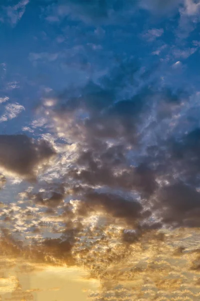 Βραδινός Ουρανός Στα Γραφικά Σύννεφα Φωτισμένος Από Τις Ακτίνες Του — Φωτογραφία Αρχείου