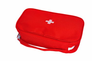 Kırmızı ilk yardım çantasındaki üst görünüm beyaz bir arkaplanda izole edilsin.