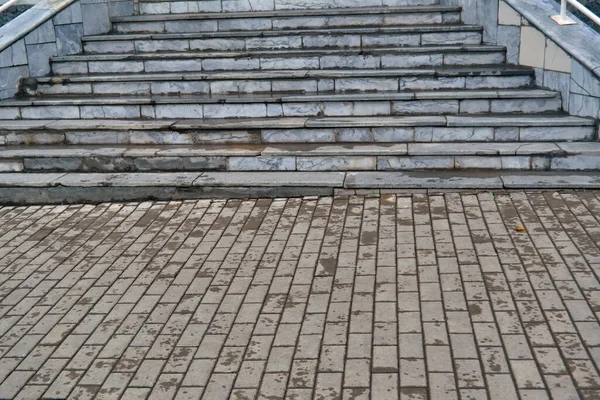 Nahaufnahme Von Stufen Die Mit Regentropfen Bedeckt Sind Steintreppen Schließen — Stockfoto