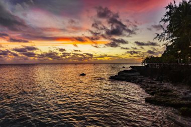Rangiroa (Tuamotu Takımadaları) paradise tropikal lagün koyunda renkli günbatımı görünümü. Fransız Polinezyası, Pasifik Okyanusu.