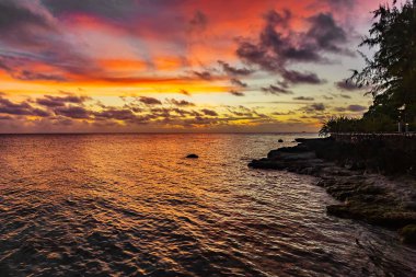 Rangiroa (Tuamotu Takımadaları) paradise tropikal lagün koyunda renkli günbatımı görünümü. Fransız Polinezyası, Pasifik Okyanusu.