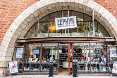 Paris, Fransa - 30 Mayıs 2019: Daumesnil Bulvarı 'ndaki Le Viaduc des Arts - eski demiryolu viyadük bugün sanat galerileri, dükkanlar, restoranlar ve tepesindeki Promenade Plantee parkı. Paris, Fransa.