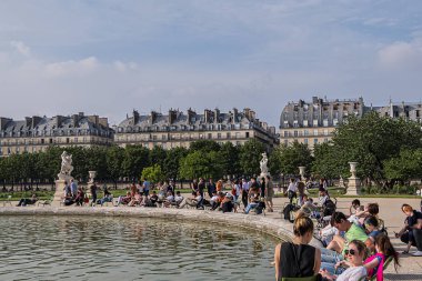 Paris, Fransa - 11 Haziran 2018: Yerel ve Turist ünlü Tuileries bahçesinde güneşli günlerin tadını çıkarıyorlar. Jardin des Tuileries, Louvre Müzesi ile Concorde Meydanı arasında bulunan bir kamu bahçesi..