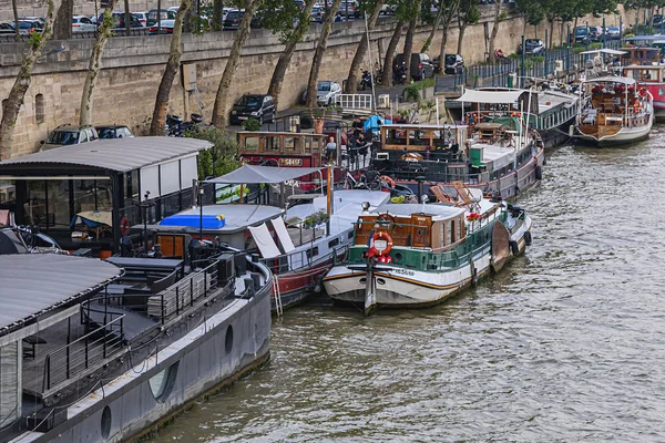 Paris France June 2018 View Seine Embankment Docked Houseboats Banks — Stock Photo, Image