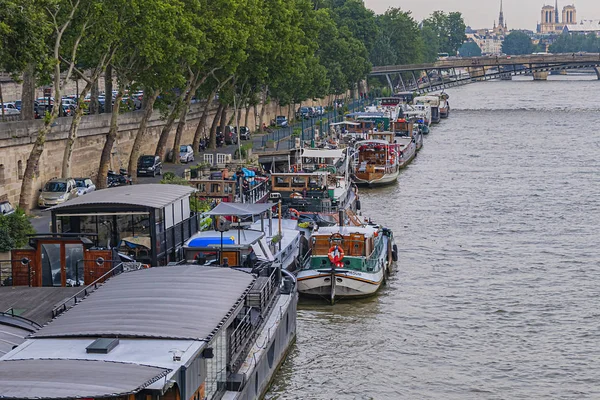 法国巴黎 2018年6月8日 在巴黎市中心塞纳河畔的塞纳河堤与船坞景观 — 图库照片