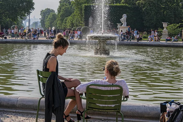 Paryż Francja Czerwca 2018 Miejscowi Turyści Cieszą Się Słonecznymi Dniami — Zdjęcie stockowe